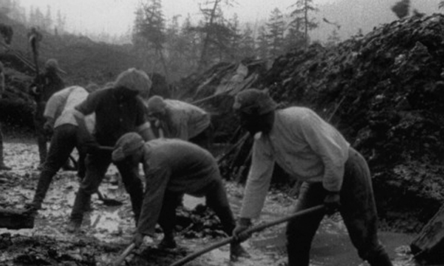 Светлана Аллилуева В конце 1942 года юная дочь вождя влюбилась в немолодого заслуженного режиссера, Алексея Яковлевича Каплера. Год терпел Сталин эти отношения, а затем сослал Каплера в Воркуту. В 1948 году освободившийся артист приехал в Москву и вновь получил ссылку: на этот раз в исправительный лагерь Инту.