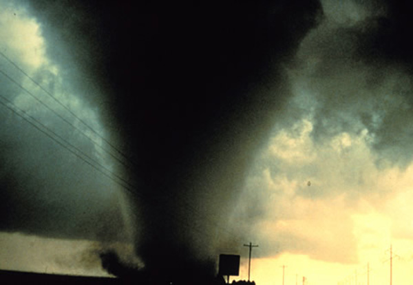 tornado-molniyami-ohotnik-krasivye-fotografii-neobychnye-fotografii