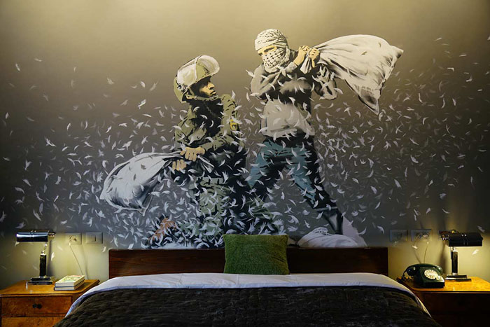 Шикарный отель с шокирующим видом из окна: последняя работа скандального Banksy