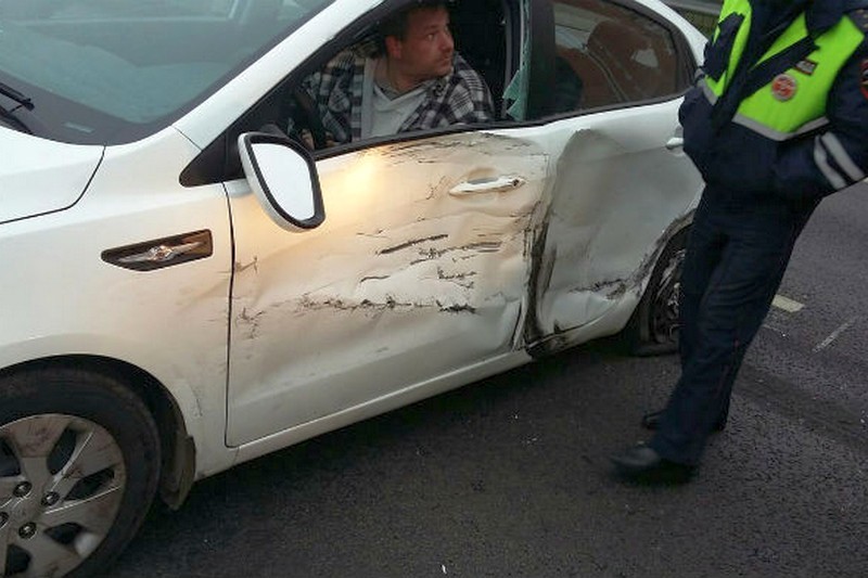 Как дальнобойщик прославился в Москве, протаранив фурой автомобиль автохама Как дальнобойщик прославился в Москве, протаранив фурой автомобиль автохама