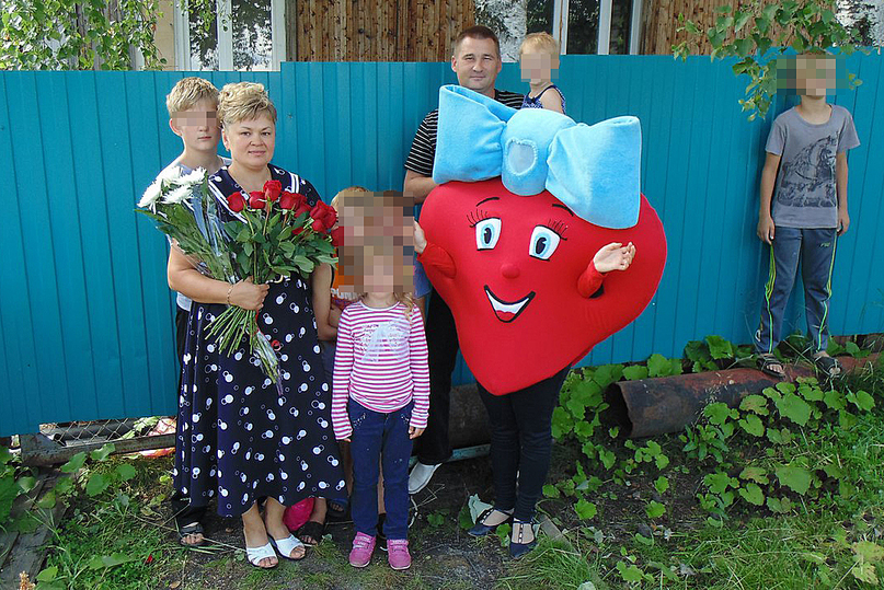 Позорище: матери девятерых, выигравшей конкурс "Семья года", вручили термос Позорище: матери девятерых, выигравшей конкурс "Семья года", вручили термос