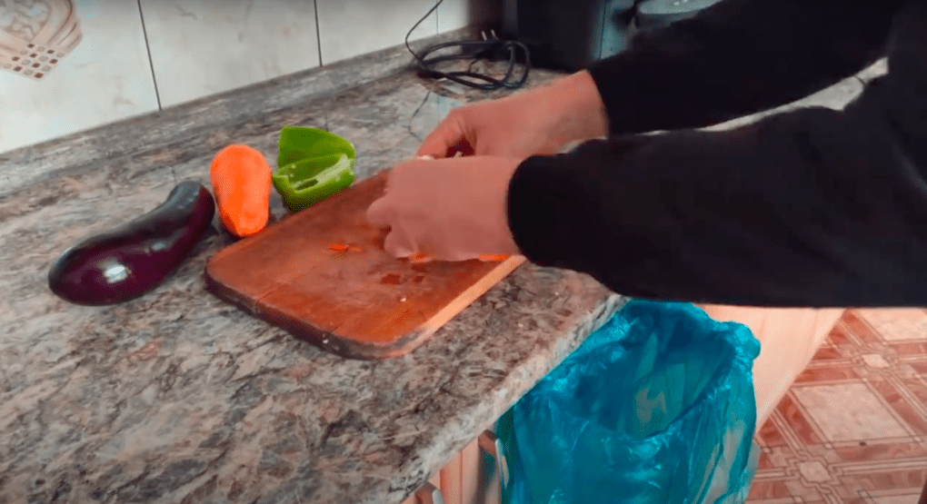Крайне удобное приспособление на кухню из пятилитровой бутылки