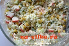 Салат с крабовыми палочками и печёной сёмгой Салат с крабовыми палочками и печёной сёмгой