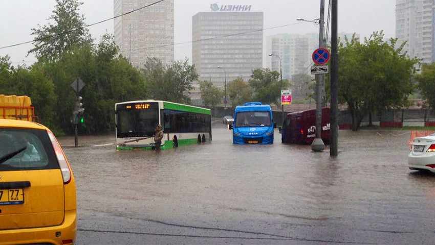 «Пусть плывут неуклюже пешеходы по лужам»: как выглядят последствия рекордного потопа в Москве «Пусть плывут неуклюже пешеходы по лужам»: как выглядят последствия рекордного потопа в Москве