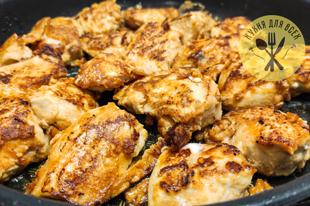 Фото к рецепту: Куриное филе на сковороде в нежном маринаде