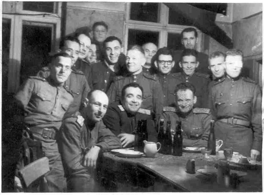 Чем ближе Победа - тем больше застолий. Военный корреспондент-кинооператор С. Гольдштейн (сидит слева) с группой товарищей. Берлин, 1945 г. / Родина Чем ближе Победа - тем больше застолий. Военный корреспондент-кинооператор С. Гольдштейн (сидит слева) с группой товарищей. Берлин, 1945 г. / Родина