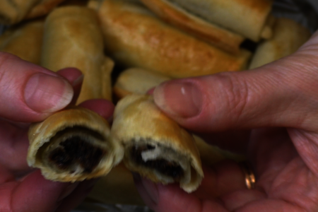 Печенье "сигаретки" с орехово-черносливной начинкой: фото шаг 5