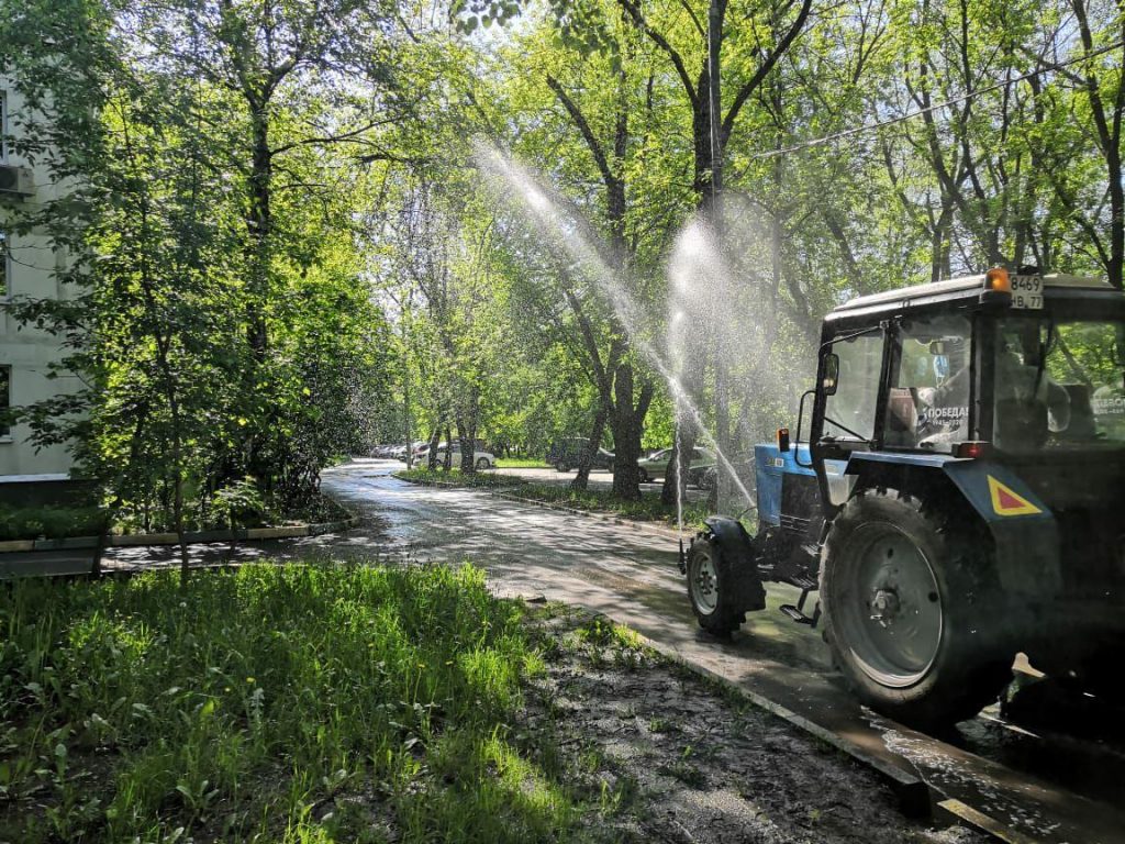 Коммунальные службы Ростокина обрабатывают дороги и улицы дезинфицирующим средством