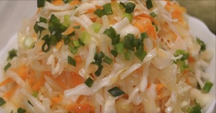 Капуста, приготовленная по этому рецепту — очень вкусная, остренькая, хрустящая и самое главное: быстрая в приготовлении.