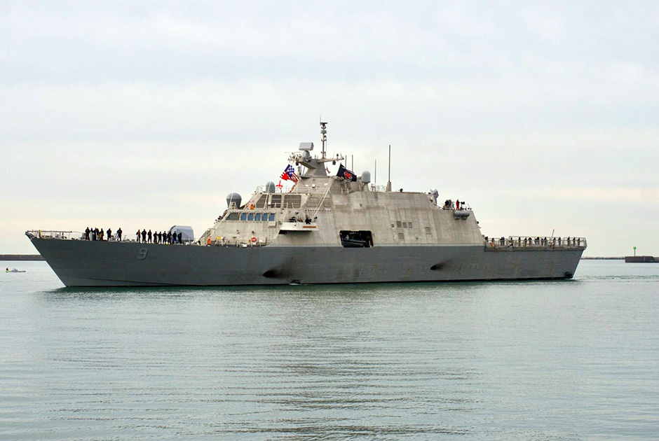 Боевой корабль прибрежной зоны USS Little Rock (LCS 9) принят ВМС США 16 декабря. Если USS Gabrielle Giffords является тримараном (относится к типу Independence), то USS Little Rock (относится к типу Freedom) представляет собой быстроходный однокорпусный корабль. Он стал пятым в своем типе, планируется принять на вооружение еще двенадцать. USS Little Rock входит в порт Буффало