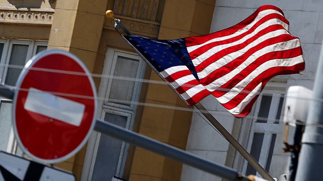 Дипмиссия США приостановила выдачу неиммиграционных виз в России