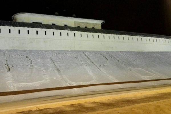 В Казани разыскивают авторов надписи «Воры» под стенами Кремля (ФОТО)