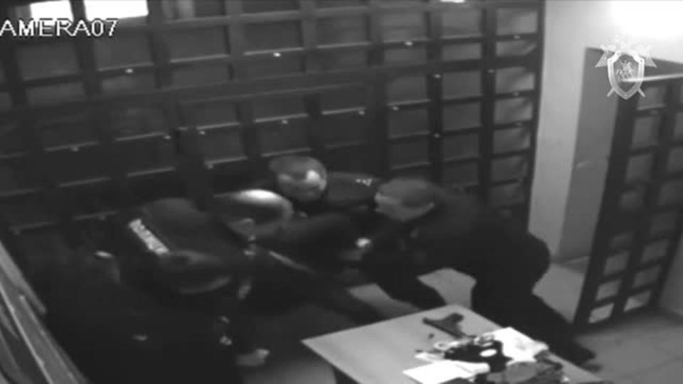 Видео: мужчина попытался расстрелять полицейского
