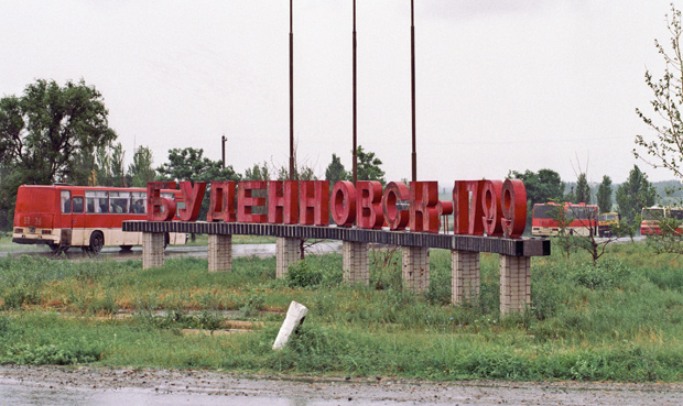 Автобусы с боевиками и их заложниками покидают Буденновск.