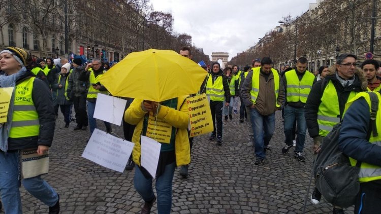 Полицейский ударил дубинкой сотрудника RT France в Тулузе