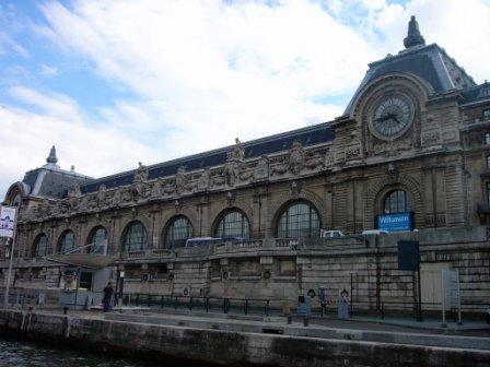Часы на фасаде Музея Орсе Париж
