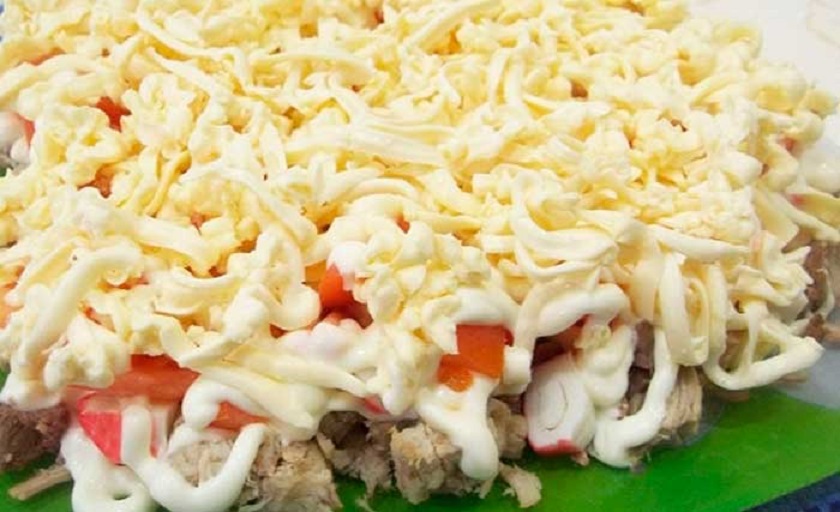 Салат со свининой и крабовыми палочками: необычное, но очень вкусное сочетание