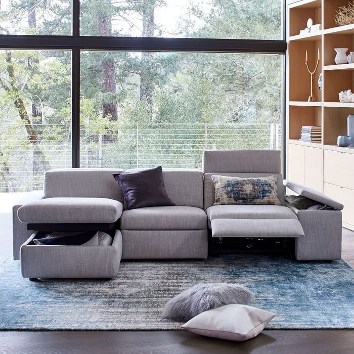 Выбирайте диван с дополнительными системами хранения.