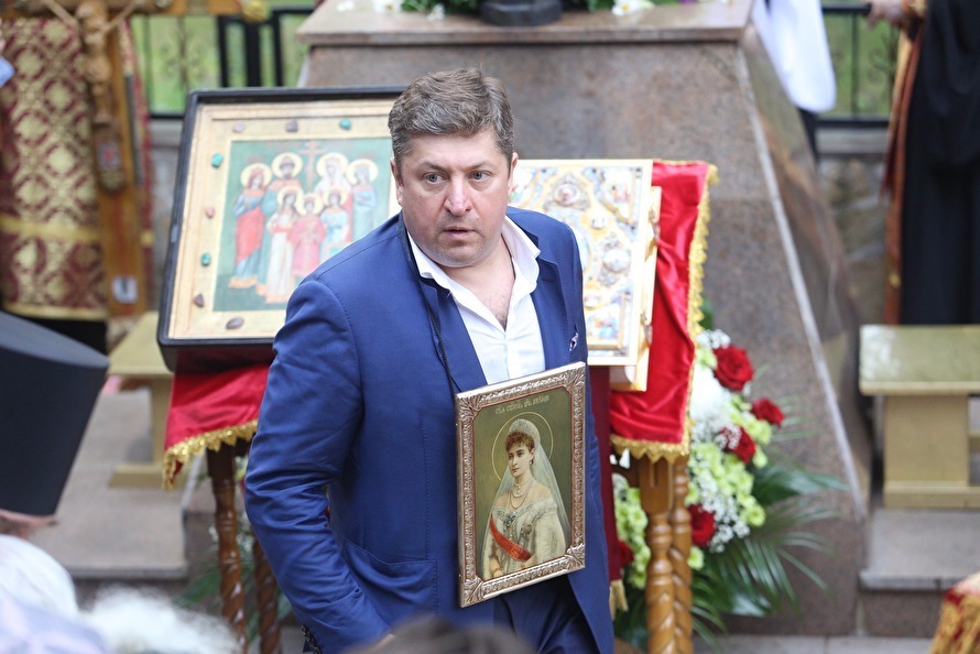 Паломники спорили, кто такой спутник Поклонской, который поил ее водой и кормил шоколадом