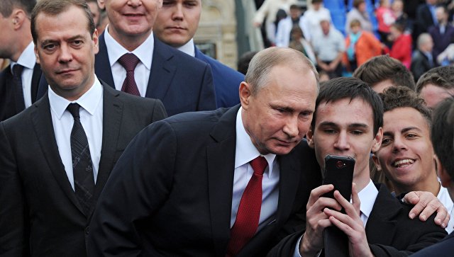 Президент РФ Владимир Путин с участниками торжественной церемонии открытия Дня города на Красной площади в Москве Президент РФ Владимир Путин с участниками торжественной церемонии открытия Дня города на Красной площади в Москве