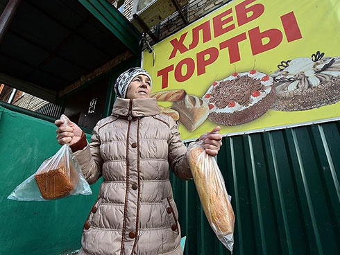 Жители Струнино недовольны владельцем магазина, бесплатно раздающим хлеб