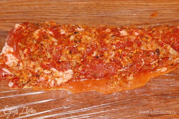 Теперь выстилаем пленкой рабочую поверхность, выкладываем на нее мясо, щедро сдабриваем маринадом с одной стороны, затем с другой. Маринад выкладываем весь. Теперь выстилаем пленкой рабочую поверхность, выкладываем на нее мясо, щедро сдабриваем маринадом с одной стороны, затем с другой. Маринад выкладываем весь.