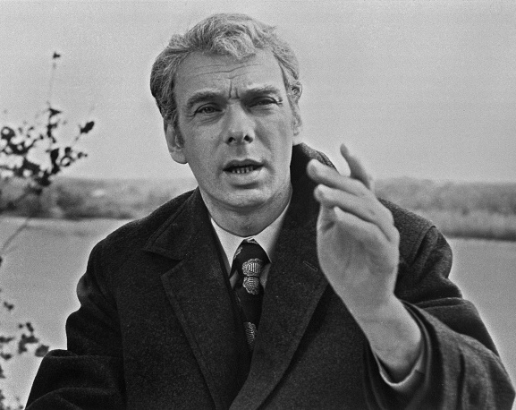 В роли Егорова в фильме "Возврата нет" режиссера Алексея Салтыкова, 1975 год