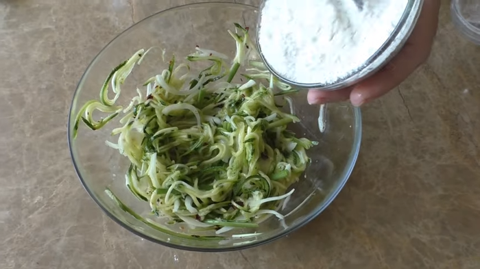 Кабачковые оладьи в корейском стиле Еда, Оладьи, Вкусно, Готовим дома, Другая кухня, Приготовление, Кабачок, Цукини, Видео, Длиннопост