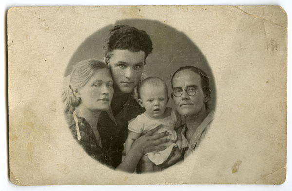 1936 г. Ургенч. Аня с бабушкой, мамой и отцом.