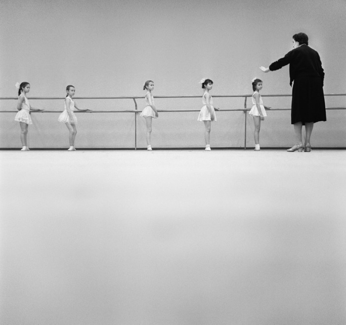Маленькие девочки-балерины на обучении в классе. 1962 год.