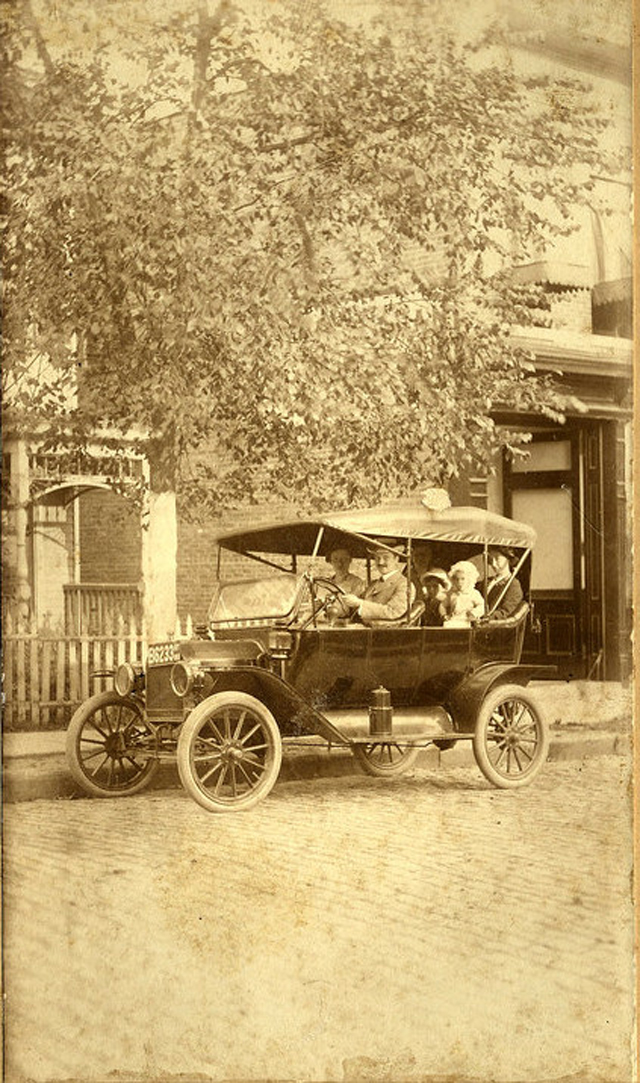 Семья в Ford Model T, Нью-Йорк, 1913 Семья в Ford Model T, Нью-Йорк, 1913 винтажные фото, история, олдтаймер, ретро, ретро авто, ретро фото, старина, фото