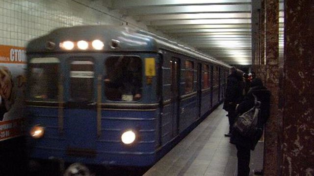 Очевидцы: машинист высадил пассажиров на станции метро 