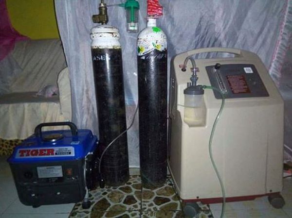 Бездомный ребенок подошел к машине, чтобы попросить мелочи, но то, что он увидел через окно, довело его до слез Бездомный ребенок подошел к машине, чтобы попросить мелочи, но то, что он увидел через окно, довело его до слез