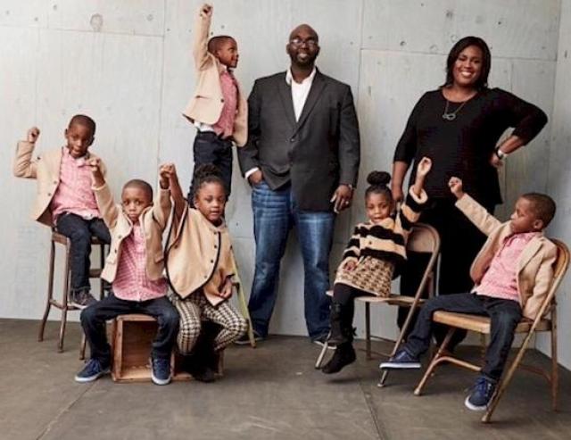 Когда-то их фотография покорила сеть. Вот как выглядят эти крохи сейчас...