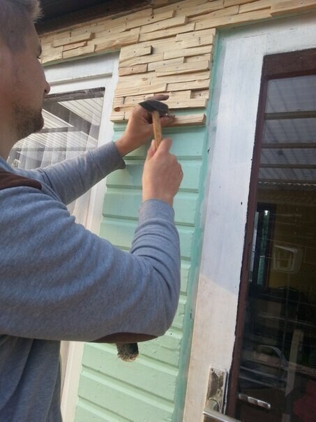 После покрыть специальной краской или маслом Умелец обшил стену очаровательными дощечками
(6 фото)