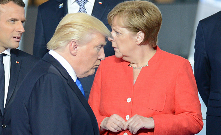 Эммануэль Макрон, Дональд Трамп и Ангела Меркель на рамках саммите НАТО в Брюсселе