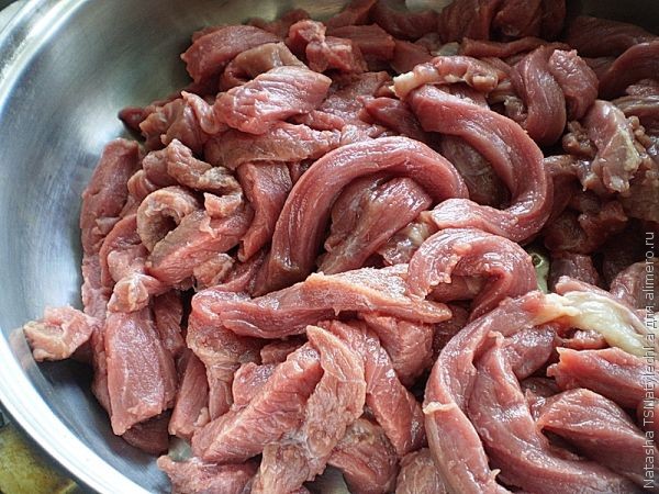 Говядина в остром соусе с маринованными огурцами
