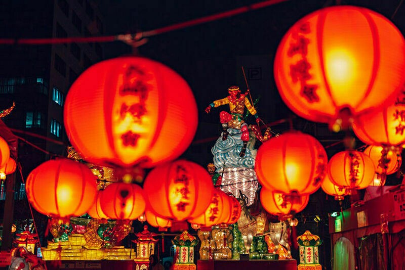 14 волшебных снимков о том, как проходит самый большой фестиваль фонарей Японии