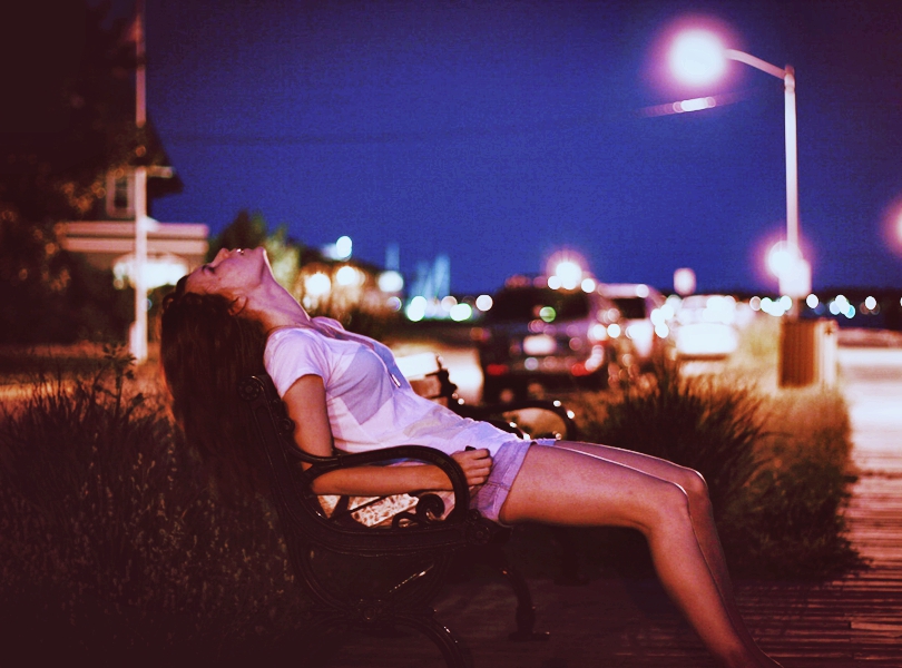 Девушка ласкает анал сидя на скамейке в парке гиф