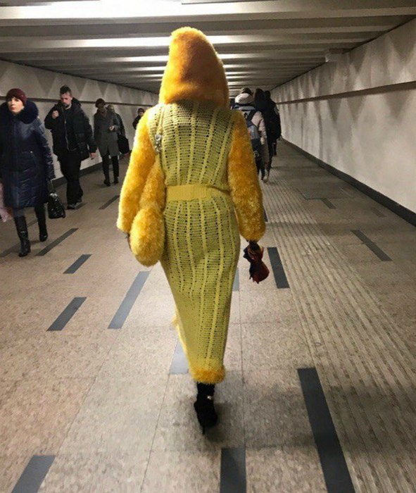 В костюме цыпленка. В костюме цыпленка.