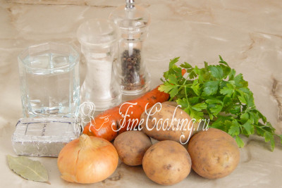 Для приготовления этого простого и вкусного первого блюда нам понадобится вода, плавленые сырки, картофель, морковь, репчатый лук, свежая зелень (в моем случае петрушка), лавровый лист, черный перец горошек и немного соли