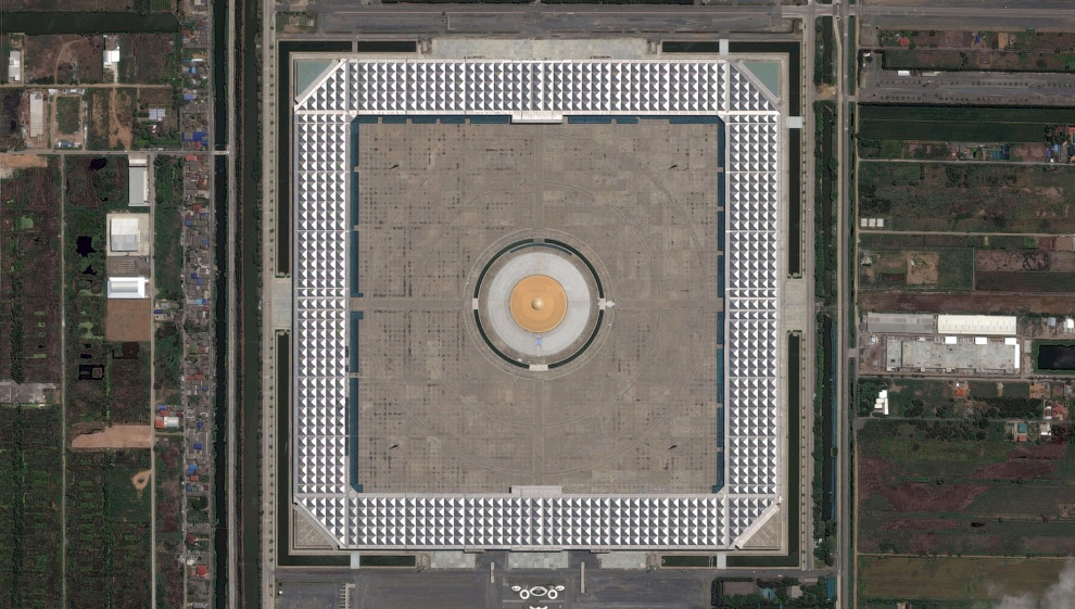Вот так выглядит храм Ват Пхра Дхаммакая из космоса