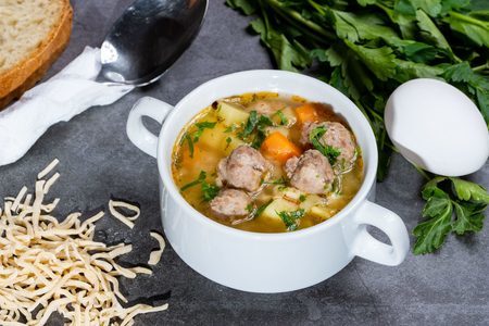 Быстрый суп с овощами и мясными фрикадельками с клецками: шаг 9