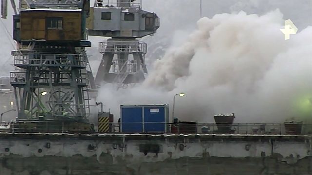 Видео: горящий в Мурманске траулер целиком затянуло дымом