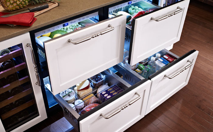 Встроенные холодильники под столешницей – обязательный атрибут современной кухни