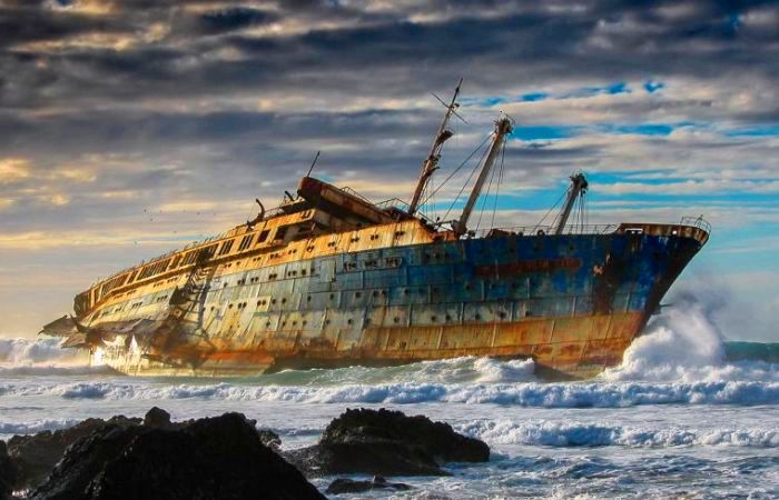 Пассажирский лайнер SS American Star, выброшенный на мель у Канарских островов. | Фото: snapzu.com. Пассажирский лайнер SS American Star, выброшенный на мель у Канарских островов. | Фото: snapzu.com.