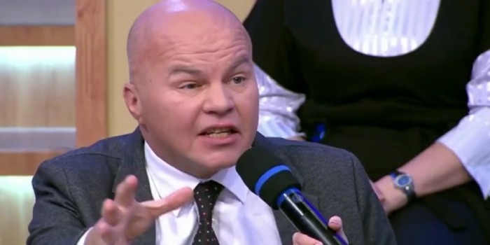 Политолог Ковтун назвал "мразью" журналистку КП и захотел плюнуть ей в лицо Политолог Ковтун назвал "мразью" журналистку КП и захотел плюнуть ей в лицо
