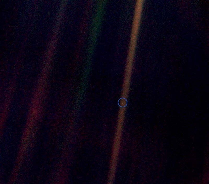 Фотография Земли с расстояния 6 млрд. километров