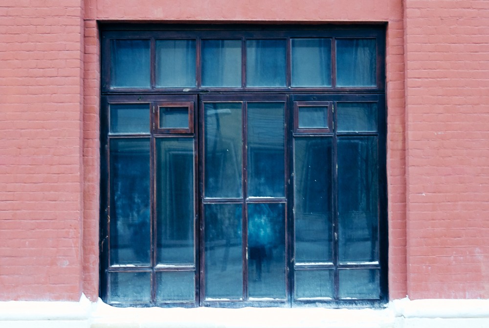 Окна домов на улице Металлистов, город Тула