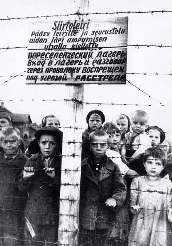 Фото военкора Галины Санько в освобожденном Петрозаводске в июне 1944 года, которое было представлено на Нюрнбергском процессе в качестве доказательства